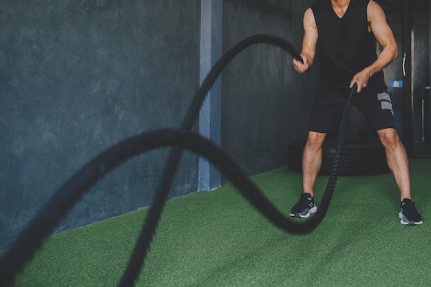 Conceito de treino; jovens praticando exercícios em sala de aula