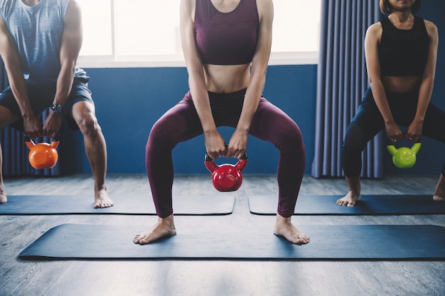 Conceito de treino; jovens praticando exercícios em sala de aula