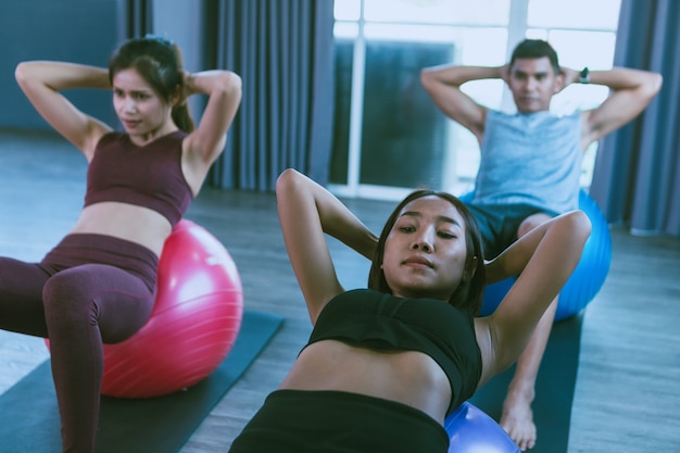 Conceito de treino; jovens praticando exercícios em sala de aula