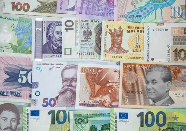 Conceito de troca de moeda internacional de dinheiro europeu novo e antigo de coleção