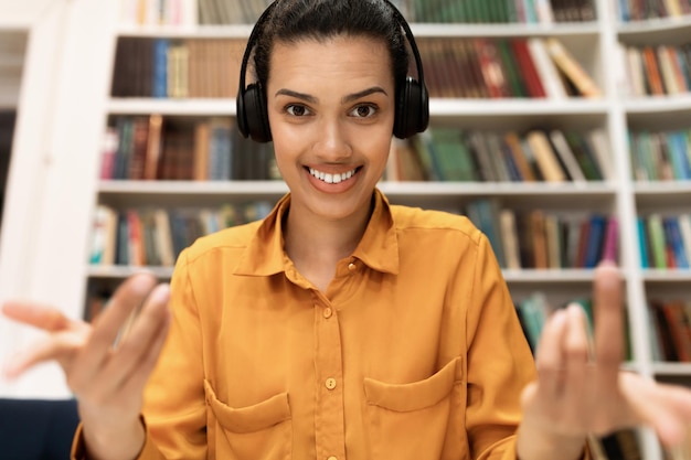 Foto conceito de tutoria online professora excitada com videochamada falando e gesticulando para a câmera durante a aula online