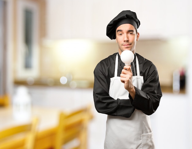 Conceito de um jovem chef com uma idéia