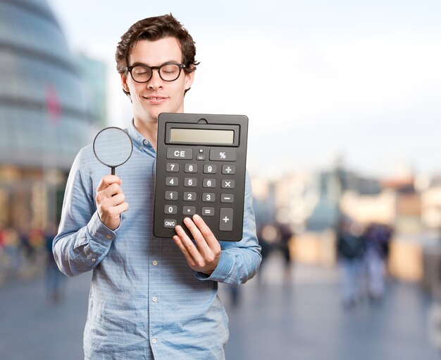 Foto conceito de um jovem feliz calculando poupança