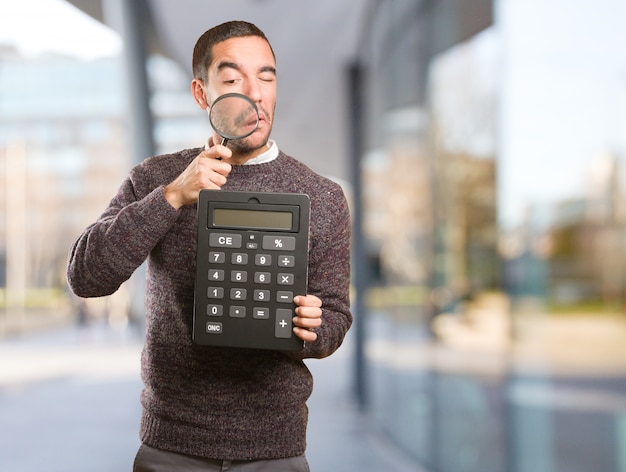 Conceito de um jovem preocupado cuidando de sua economia