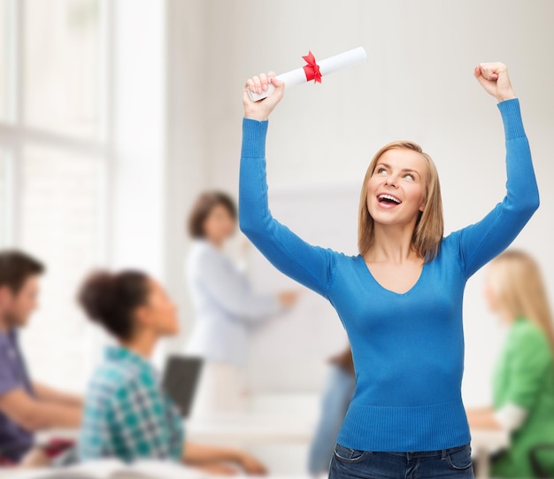 conceito de universidade e educação - mulher sorridente com diploma