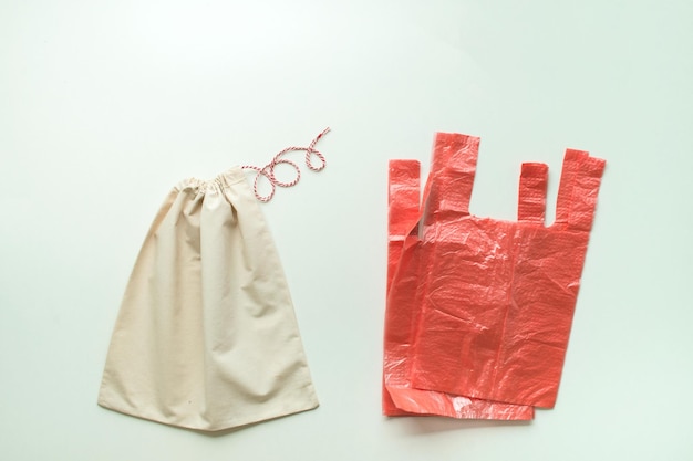 Conceito de usar saco reutilizável de algodão em vez de plástico