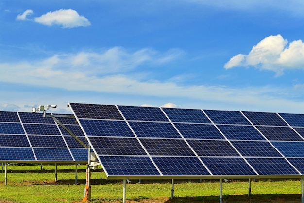 Foto conceito de usina de energia solar para eletricidade e indústria ecológica altos preços de energia bela paisagem e dia ensolarado com usina fotovoltaica de céu azul