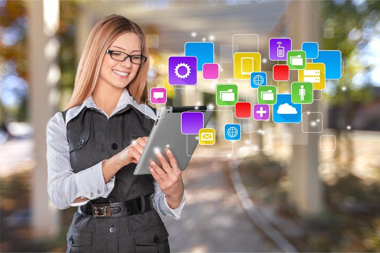 Foto conceito de uso de tecnologia sem fio por mulher, videochamada, digitação de mensagem no tablet. chamada recebida.