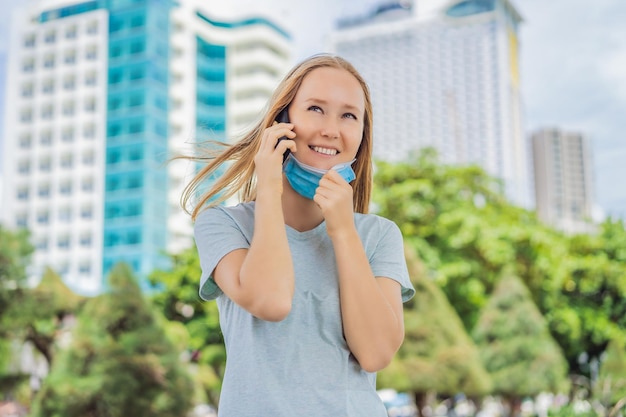 Conceito de uso impróprio de máscara mulher que usava máscara erroneamente tirou a máscara enquanto falava ao telefone