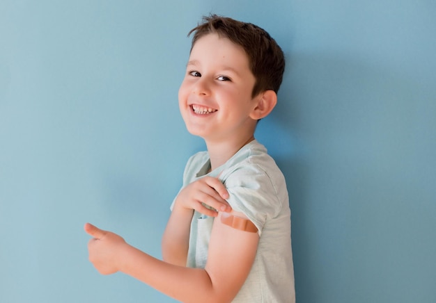Foto conceito de vacinação menino em fundo azul