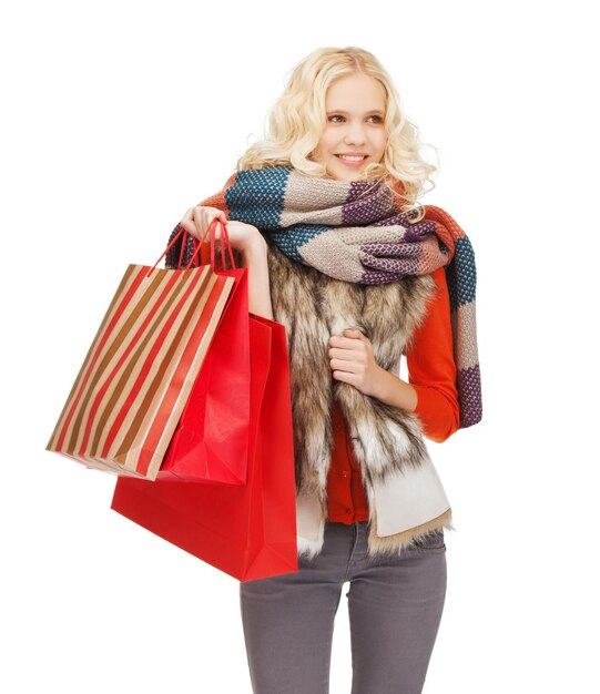 conceito de varejo e venda - adolescente feliz com roupas de inverno e sacolas de compras