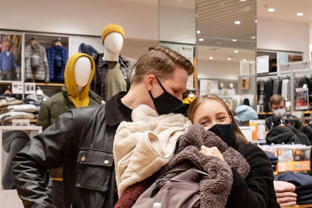 Conceito de venda de sexta-feira negra, uma garota e um jovem com compras no shopping
