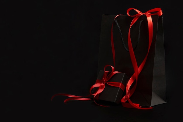 Conceito de venda na sexta-feira negra com caixa de presente com fita, close-up