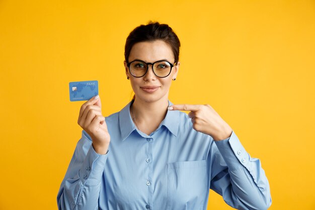 Conceito de venda online. mulher de negócios elegante com cartão de crédito azul.