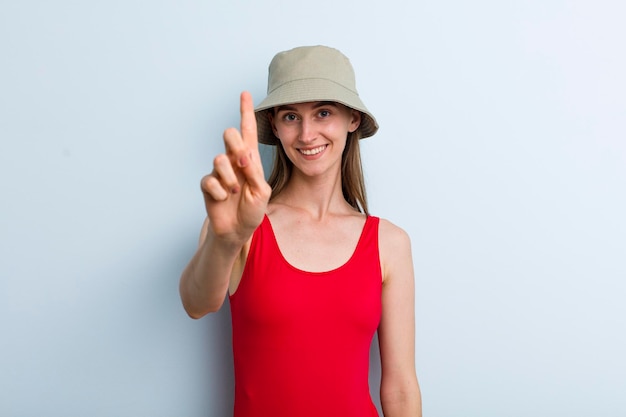 Conceito de verão de mulher bonita adulta jovem