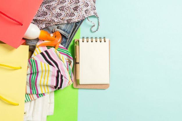 Conceito de verão de sacolas coloridas cheias de roupas.