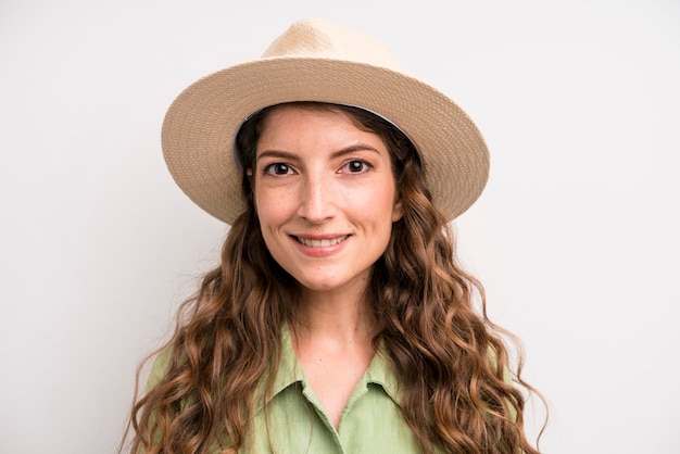 Conceito de verão e chapéu de mulher bonita adulta jovem