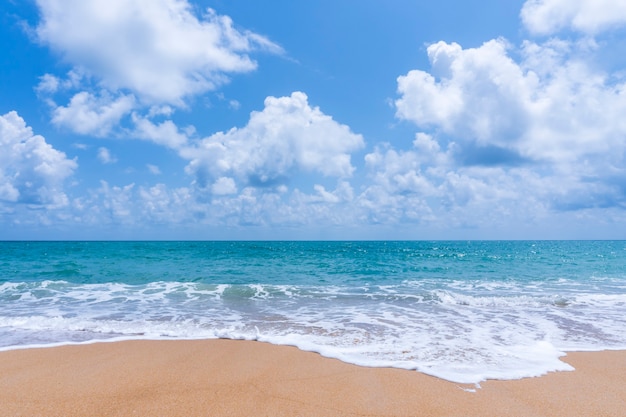 Conceito de verão e relaxamento, areia da praia e natureza da paisagem do mar azul no céu azul