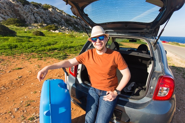 Conceito de verão, férias, viagem e férias - homem perto do carro pronto para viajar.