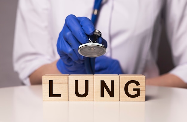 Conceito de verificação de pulmão. docotr com estetoscópio examinando o pulmonar.