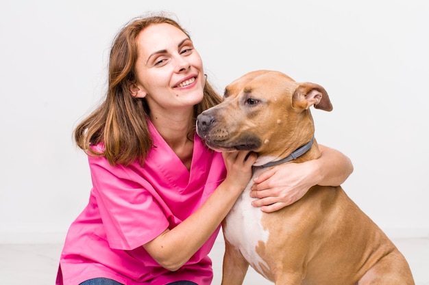 Conceito de veterinário de mulher bonita adulta jovem