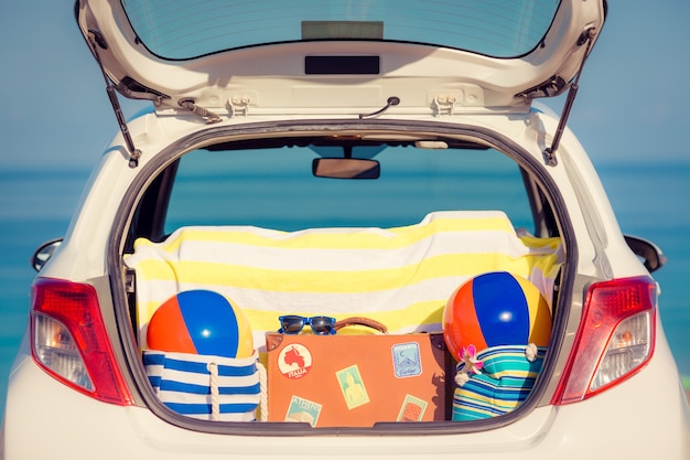 Conceito de viagem de carro para férias de verão