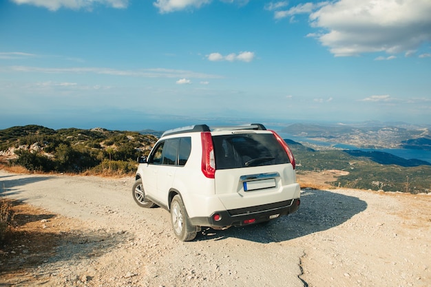 Conceito de viagem de carro Suv ilha Grécia de Lefkada