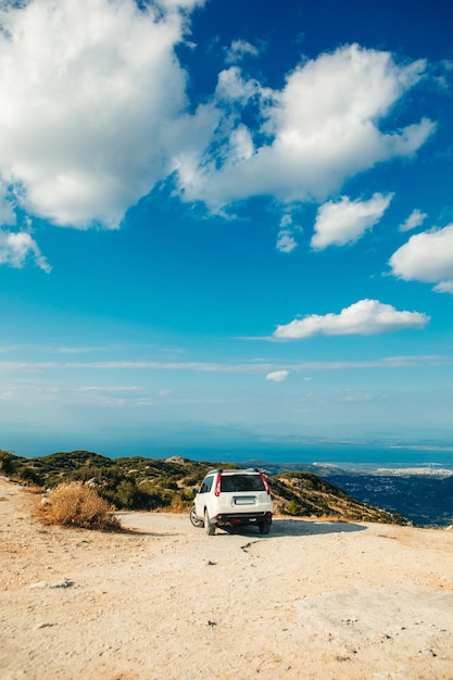 Conceito de viagem de carro Suv ilha Grécia de Lefkada