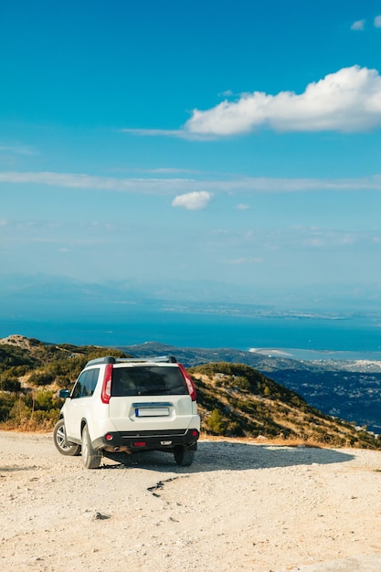 Conceito de viagem de carro Suv ilha Grécia de Lefkada