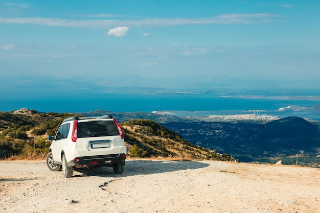 Conceito de viagem de carro Suv ilha Grécia de Lefkada
