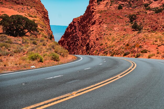 Conceito de viagem de estrada nas montanhas e rota de estrada de asfalto vazio de viagem de estrada americana