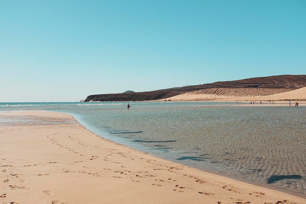 Conceito de viagem de férias de verão Sandy beach e água azul do oceano limpo com turistas