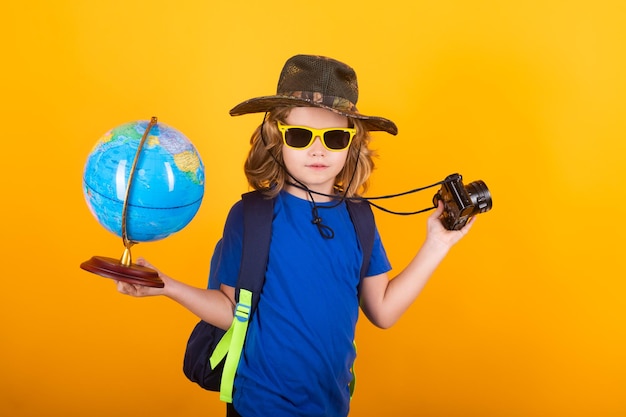 Conceito de viagem e aventura Garoto explorador turístico com globo mundial Descoberta explorando e educação Retrato isolado de estúdio