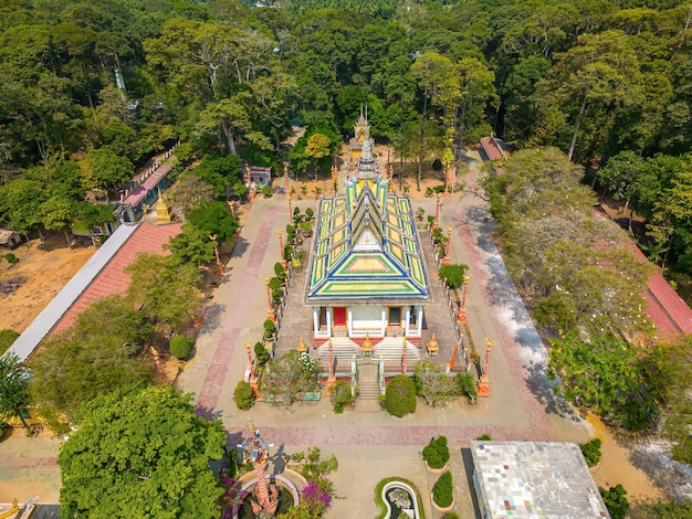 Conceito de viagem e paisagem Vista superior da arquitetura antiga do pagode Khmer O salão principal do Kompongnikroth Khmer Pagoda também é chamado de Hang Pagoda ou Chua Hang Chau Thanh Tra Vinh, província do Vietnã