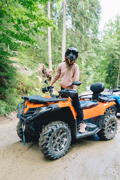 Conceito de viagem fora de estrada extrema de passeio de ATV