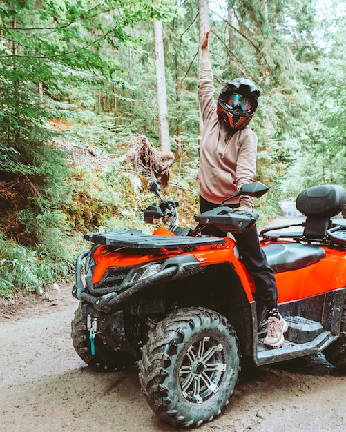 Conceito de viagem fora de estrada extrema de passeio de ATV