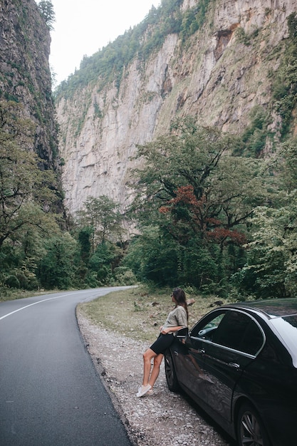 Conceito de viagem Jovem linda hipster viaja de carro