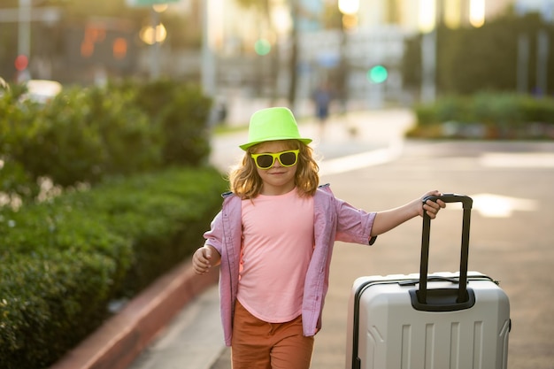 Foto conceito de viagem pequeno empresário em viagem de negócios andando com sua bagagem na rua viajando