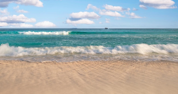 Conceito de viagens de férias com a praia tropical de areia do mar do paraíso.