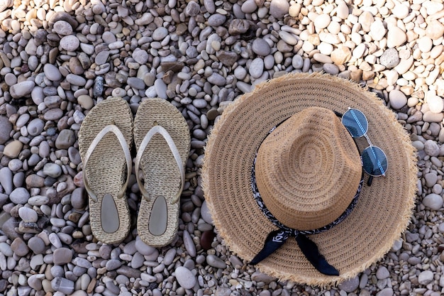 Conceito de viagens de férias com sandálias flip-flop e bengala de praia