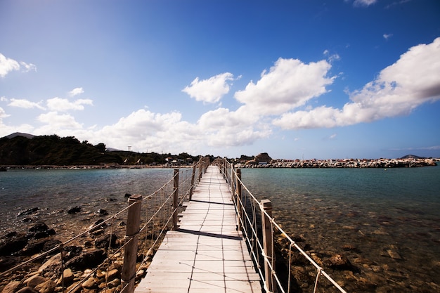 Conceito de viagens e férias - ponte de madeira, mar, verão, férias, tempo feliz