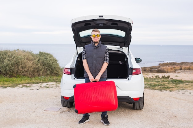 Conceito de viagens, férias e pessoas. homem feliz com óculos de sol em pé