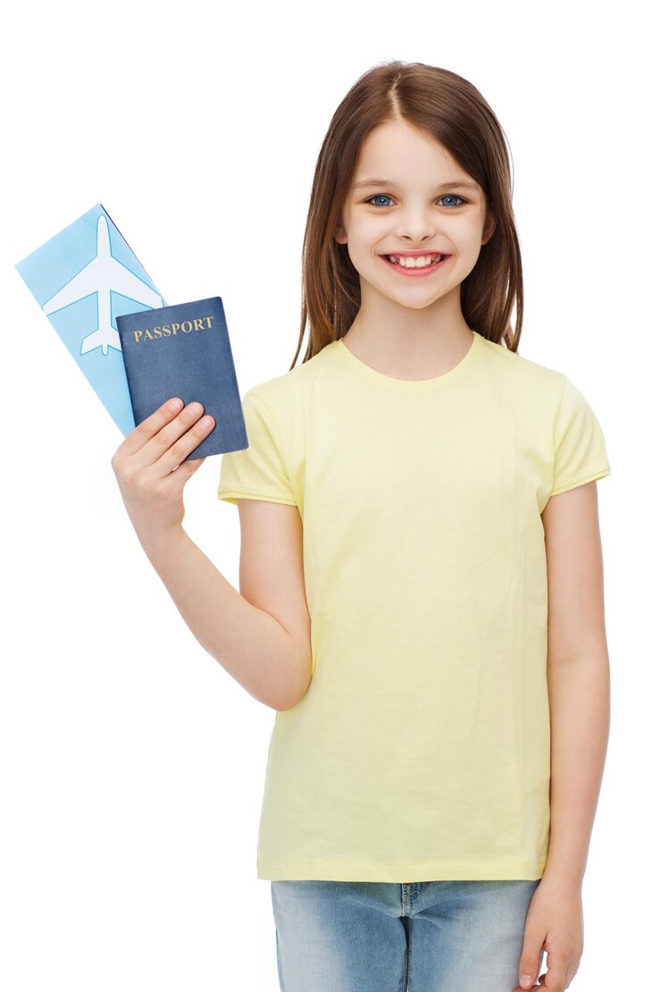 Foto conceito de viagens, férias, férias, infância e transporte - menina sorridente com passagem de avião e passaporte