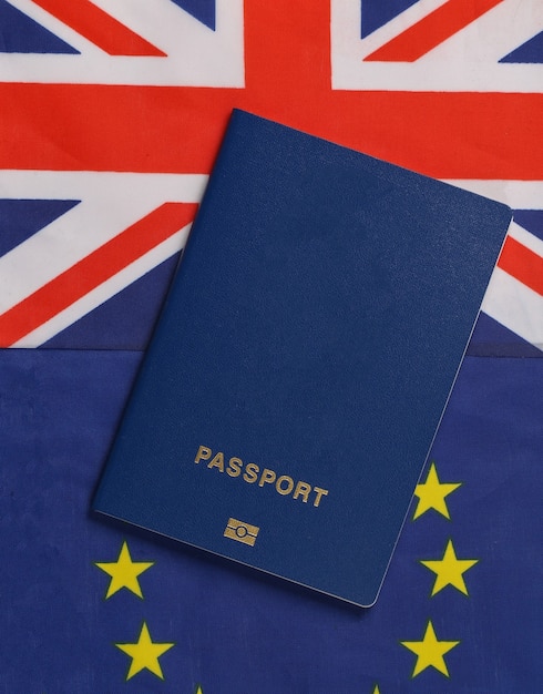 Conceito de viagens. Passaporte no contexto da bandeira britânica e da União Europeia