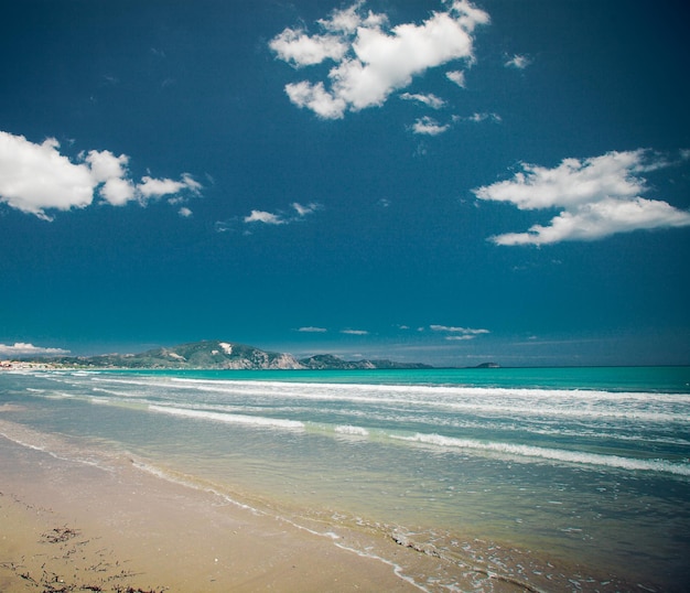 Conceito de viagens - praia em um dia ensolarado de verão