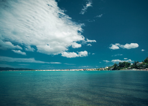 Conceito de viagens - praia verão com nuvens e céu azul