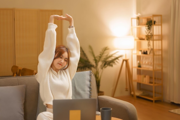 Conceito de vida noturna Jovem se alongando para relaxar depois do trabalho duro no inverno noturno