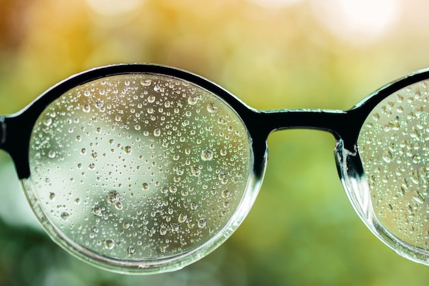 Foto conceito de visão ruim. muitas gotas de óculos interromperam os olhos humanos