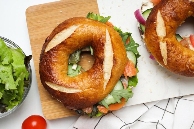 Foto conceito de vista superior de sanduíche de bagel saboroso de comida deliciosa