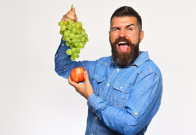 Conceito de viticultura e jardinagem Conceito de vinificação e frutas de outono O agricultor mostra sua colheita